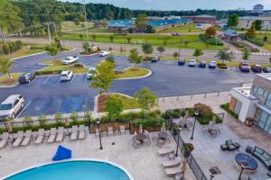 uma vista aérea de um parque de estacionamento com piscina em Residence Inn by Marriott Jackson The District at Eastover em Jackson