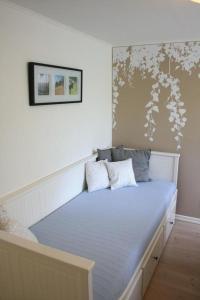 ein Bett mit zwei Kissen darauf in einem Schlafzimmer in der Unterkunft Ferienwohnung Småland ausserhalb Älmhult in Diö