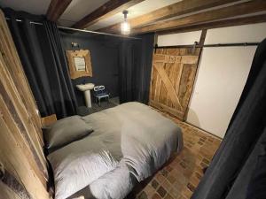 Postel nebo postele na pokoji v ubytování Gîte avec piscine intérieur, Le Repère de Choiseau + 24 fotografií