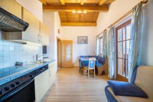 une cuisine avec une table et une salle à manger dans l'établissement Schnatzhof Apartment Schwalbennest, à Naturno