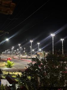 una strada cittadina con luci notturne di Residência Saquarema a Saquarema