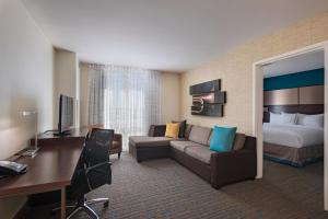 een hotelkamer met een bed en een bureau bij Residence Inn by Marriott Jackson The District at Eastover in Jackson