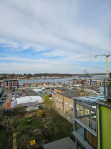 - une vue sur une ville avec une rivière et des bâtiments dans l'établissement Ferienwohnung im Dachgeschoss mit Aufzug, à Rostock