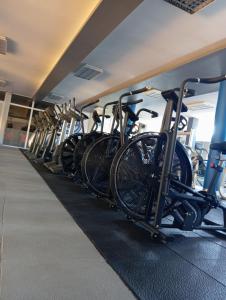 eine Reihe von Fahrrädern, die in einem Fitnessstudio geparkt sind in der Unterkunft Pensao Martins in Maputo