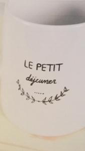 een schrift op de zijkant van een witte vaas bij La pierre d'O in Longpré-les-Corps-Saints