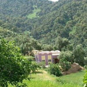 una casa en medio de una montaña en دار الضيافة تازكة Maison d'hôtes Tazekka, en Taza