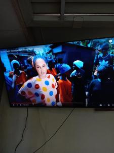 una pantalla de televisión con una mujer con lunares en ella en Beyond New House, en Ciudad del Cabo