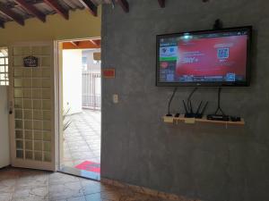 a flat screen tv on the wall of a room at Cantinho do Paraíso in Águas de Lindóia