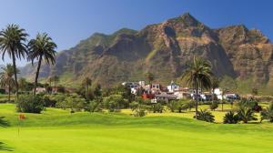 un parcours de golf avec des palmiers et une montagne dans l'établissement Cozy House Casa Vero Mai Icod de los Vinos, à Icod de los Vinos