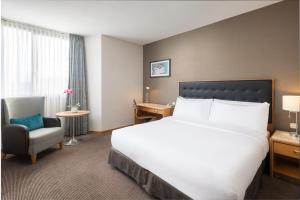 Postel nebo postele na pokoji v ubytování DoubleTree by Hilton Luxembourg