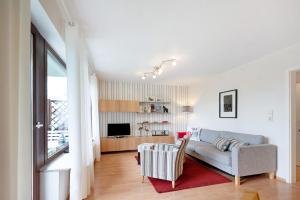 een woonkamer met een bank en een tv bij Elversberg in Spiesen-Elversberg