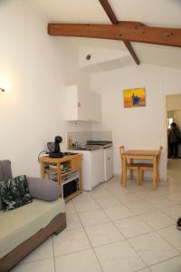 cocina y sala de estar con sofá y mesa en Agréable appartement F2 à Le Perreux-Sur-Marne, en Le Perreux-Sur-Marne