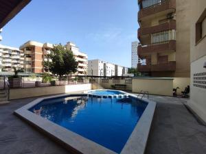 ein großer Pool auf dem Dach eines Gebäudes in der Unterkunft Apartamento cerca de la playa in Salou