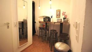 bar z stołkami w pokoju z ladą w obiekcie fully equipped apartment near main station w mieście Würzburg