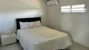 Postel nebo postele na pokoji v ubytování Les Villas Sarah