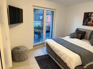 um quarto com uma cama e uma televisão de ecrã plano em 2 bedrooms appartement with wifi at Tetange Kayl 