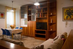 - un salon avec un canapé, une télévision et une table dans l'établissement l'Apostolo e il Navarca, à Ortona