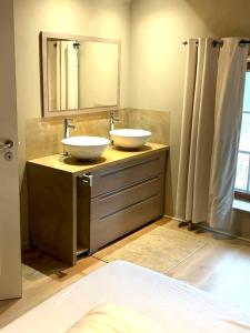 Baño con 2 lavabos y espejo en 3 bedrooms villa with private pool furnished terrace and wifi at Ohey, en Ohey