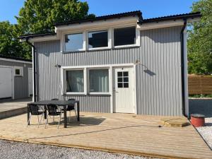 a house with a table in front of it at Lägenheter Vallersgatan in Visby