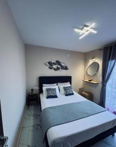 - une chambre avec un lit et un ventilateur de plafond dans l'établissement Charming 2-bed house in Kremasti, à Kremasti