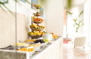 un buffet avec des bols de fruits. dans l'établissement Hotel Delaville Frontemare, à Lido di Jesolo