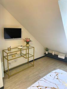 un salon avec une télévision à écran plat sur un mur dans l'établissement [Rêve doré] Studio Équipé, Wifi, Unique, à Lourdes 12 autres photos