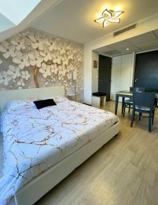 une chambre avec un lit et une salle à manger avec une table dans l'établissement [Rêve doré] Studio Équipé, Wifi, Unique, à Lourdes