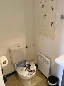 a bathroom with a toilet with a glass lid at [Rêve doré] Studio Équipé, Wifi, Unique in Lourdes