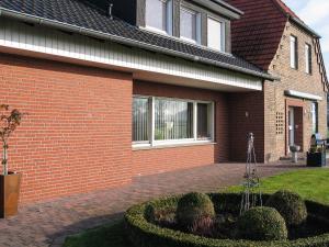 a brick house with a garden in front of it at Ferienwohnung Vadrup in Westbevern
