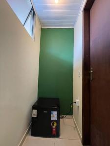 帕拉蒂的住宿－CHILL INN HOSTEL & POUSADA CENTRO，一间位于门边的绿色墙壁客房