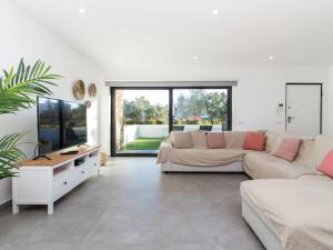 sala de estar con sofá y TV en Bonjour House - Sea View & Pool and Garden & BBQ, en Albufeira