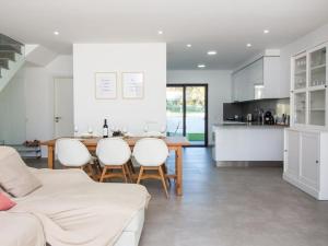 cocina y sala de estar con mesa y sillas en Bonjour House - Sea View & Pool and Garden & BBQ en Albufeira