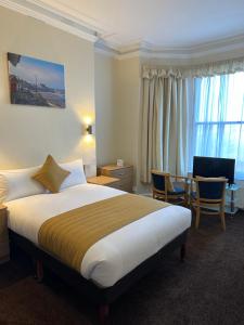 Säng eller sängar i ett rum på Clifton Hotel