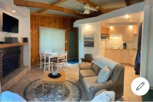 sala de estar con sofá y mesa en Le Petit Loft du boisé - Nature et ski en Saint-Donat-de-Montcalm