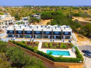 una vista aérea de un gran edificio con piscina en Bonjour House - Sea View & Pool and Garden & BBQ en Albufeira