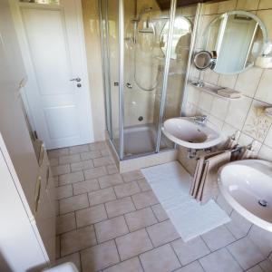 Ванна кімната в Ferienwohnung Vadrup