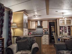 eine Küche und ein Wohnzimmer in einem Wohnwagen in der Unterkunft Foxgloves and Ivy in Cockermouth