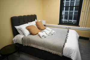 a bedroom with a large bed with towels on it at Charming 1BR Flat in the Heart of City of London in London