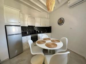 Dapur atau dapur kecil di Dreamy Island Escape in Naousa Paros