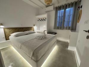 เตียงในห้องที่ Dreamy Island Escape in Naousa Paros