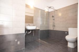 Ванна кімната в Mykonos Stylish Apts Perfect for 8 People w Pool