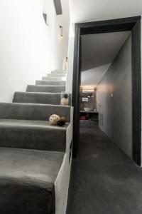 korytarz ze schodami i drzwiami prowadzącymi do budynku w obiekcie The Luna Suite w mieście Emporio