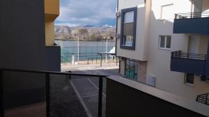 einen Balkon eines Gebäudes mit Blick auf das Wasser in der Unterkunft Spa Koncept-Apartmani in Veliko Gradište