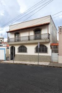 a building with a balcony on the side of it at Aconchego São Francisco, Casa 100m Igreja São Francisco, Pet friendy in São João del Rei