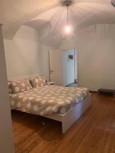 een slaapkamer met een groot bed en een plafond bij Appartamento Minú in Menaggio