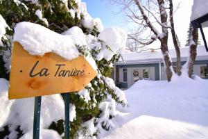 a sign that says la tamarine covered in snow at Domaine du Lac Provost - Mariage & Lac à l'épaule in Saint-Donat-de-Montcalm