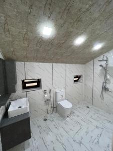 Vonios kambarys apgyvendinimo įstaigoje Nohur Lakeside Villa