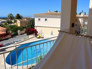 Utsikt över poolen vid Balaia Mar House - Sea View & Playground & Garage & BBQ & Albufeira eller i närheten