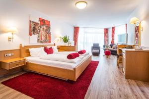 Postel nebo postele na pokoji v ubytování Naturparkhotel Adler