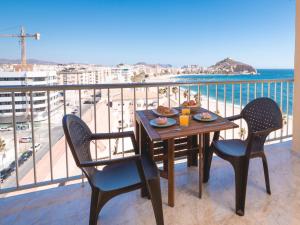 d'une table et de chaises sur un balcon avec vue sur l'océan. dans l'établissement Frente al Mar con Garaje y Wifi - by Aloha Palma, à Águilas